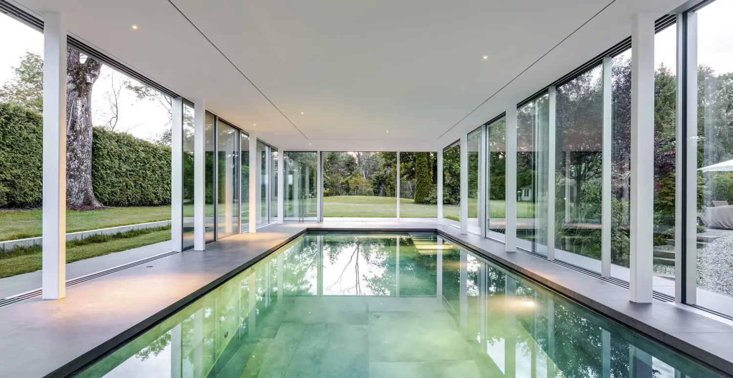 Das innovative Poolhaus mit Sky-Frame Fenstern