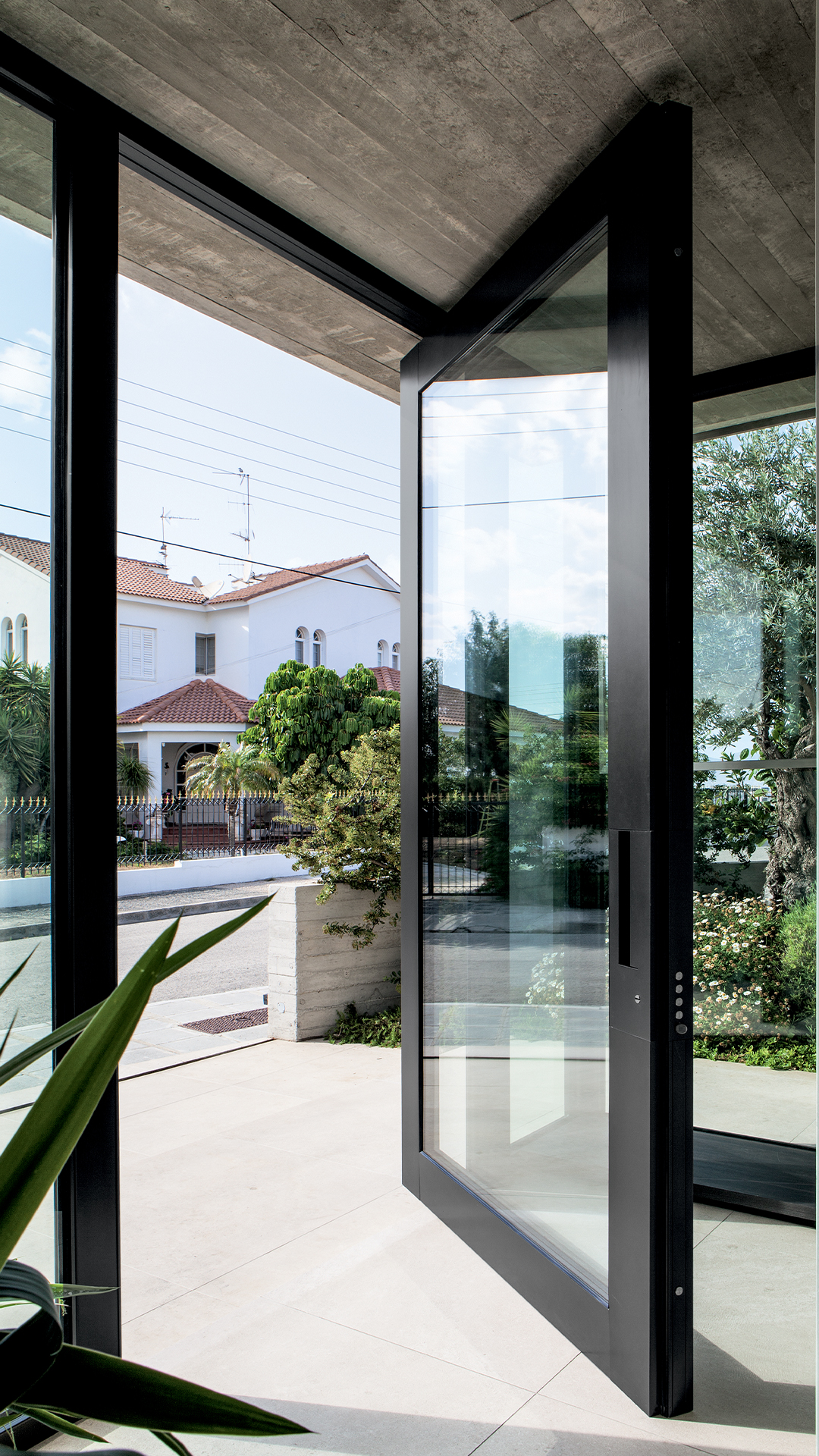 Oikos Nova verglaste Pivot-Sicherheitstür – exklusive Glas-Eingangslösung von der Krenzer GmbH Produktfoto einer Oikos Nova verglasten Pivot-Sicherheitstür mit großflächiger Verglasung für Außen- und Innenbereiche, realisiert von der Krenzer GmbH als zertifiziertem Oikos-Vertriebspartner