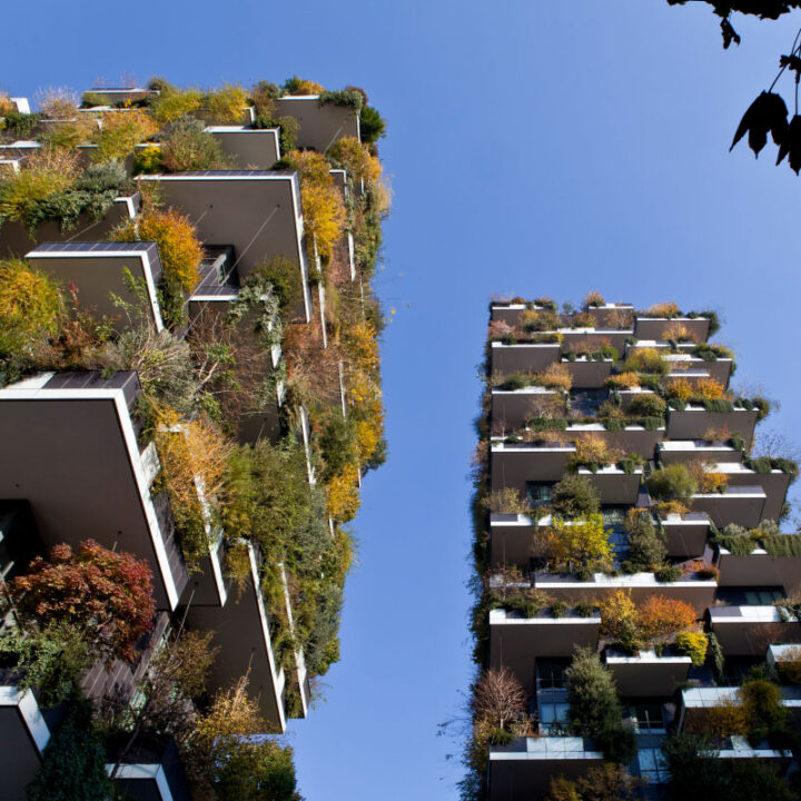 Produktfoto einer wandbündigen Oikos Project Sicherheits-Innentür im Luxusapartment des Bosco Verticale in Mailand mit diskret integrierter Sicherheits- und Brandschutzfunktion