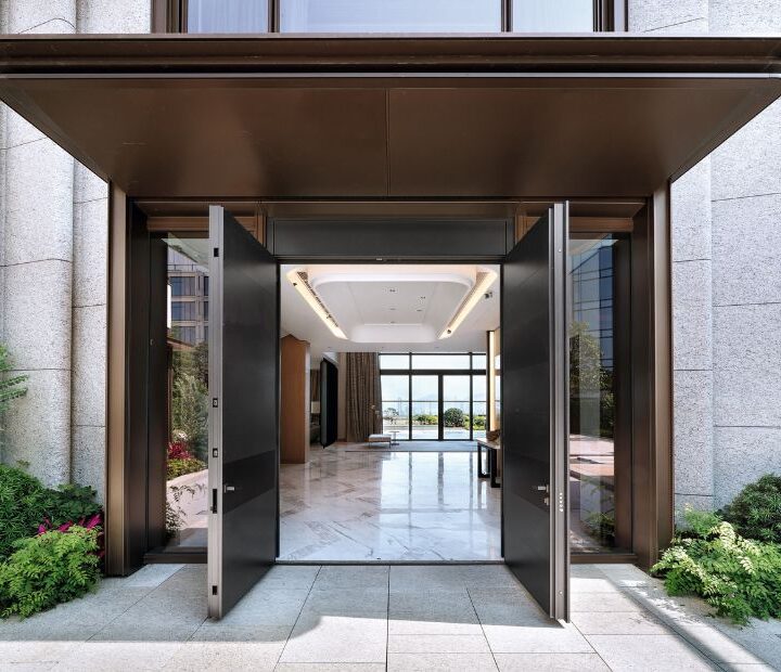 Produktfoto zweiflügeliger Oikos Tekno Sicherheitstüren mit wandbündigem Einbau und Laminam Cor-Ten Ruggine Verkleidung in der Luxuswohnanlage Beacon Hill in Hongkong