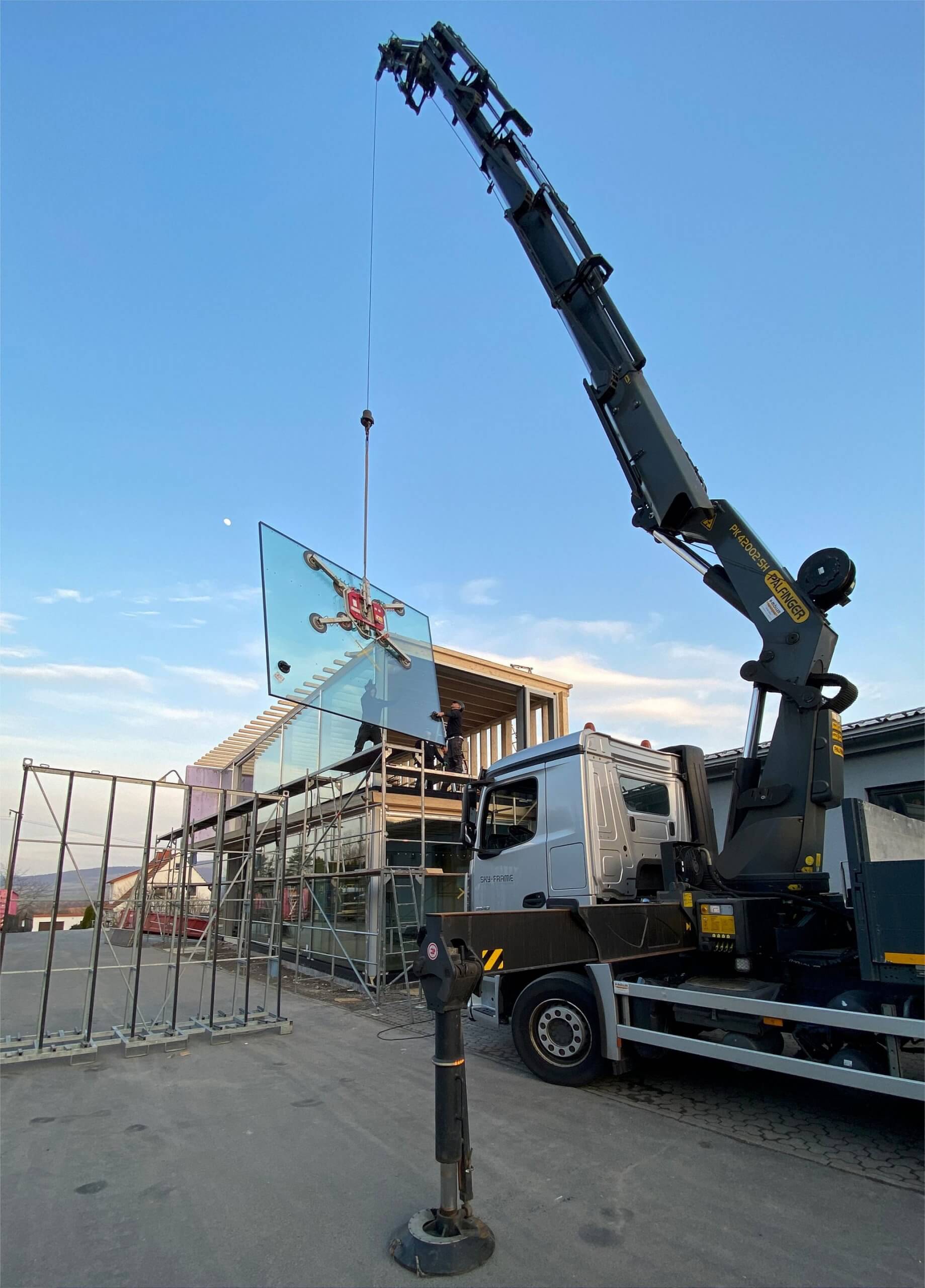 Krenzer-Montage-Showroom-Kran