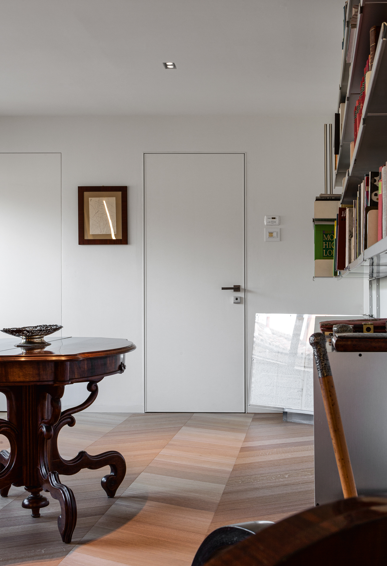 Produktfoto einer Oikos Project Sicherheits-Innendrehtür mit verdeckten Bändern, wandbündiger Gestaltung und integriertem Sicherheits- und Brandschutzkonzept, realisiert von der Krenzer GmbH als zertifiziertem Oikos-Vertriebspartner