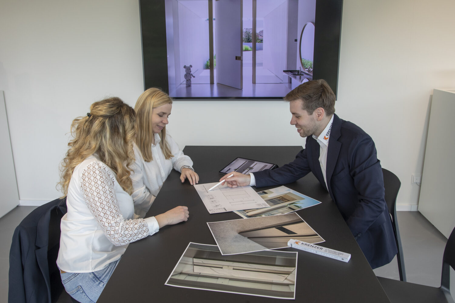 Beratungssituation zu Oikos Sicherheitstüren mit Fachberater der Krenzer GmbH im Gespräch mit Kunden bzw. Architekten