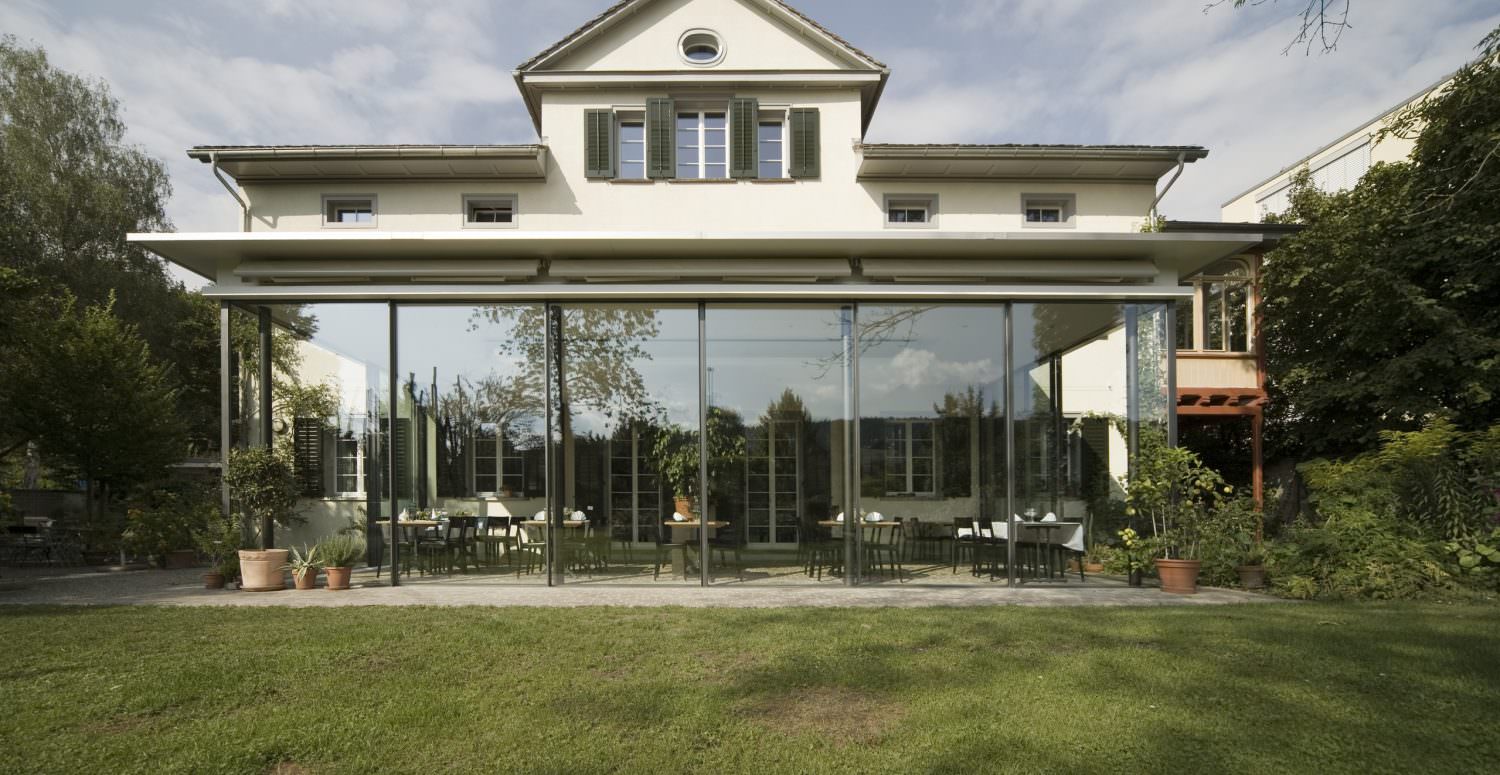 Gastronomie-Glashaus mit Sky-Frame Fenstern